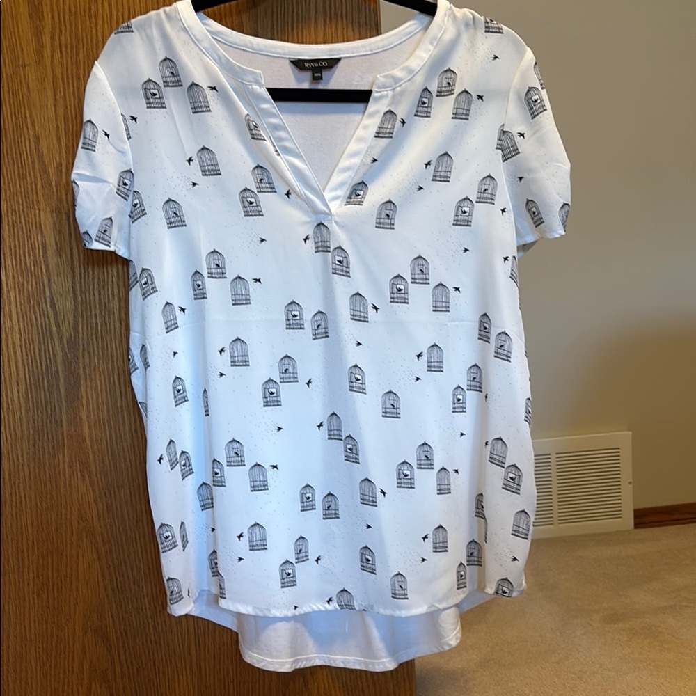 RW&CO. White Graphic Relaxed Blouse